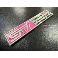SUBARU STİ LOGO METAL (YAPIŞTIRMALI) 11X2.5 CM PEMBE DETAYLI