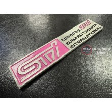 SUBARU STİ LOGO METAL (YAPIŞTIRMALI) 11X2.5 CM PEMBE DETAYLI